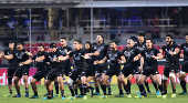 Jogadores dos All Blacks Maori danam o haka antes da partida
