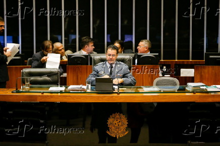 Capito Augusto preside sesso na Cmara dos Deputados