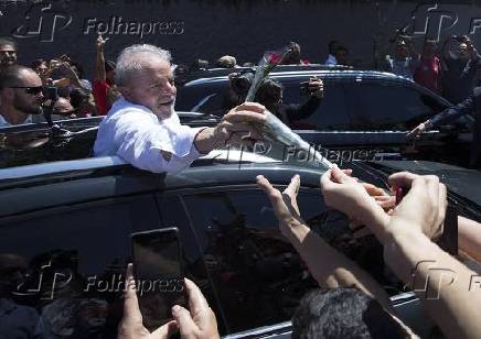 Folhapress Fotos Lula Cumprimenta Apoiadores Ap S Votar Em Sao Bernardo