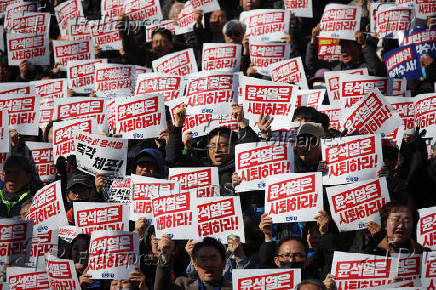 People take part in a rally calling for expelling South Korean President Yoon Suk Yeol in Seoul