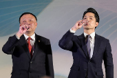 Shanghai Vice Mayor Hua Yuan and Taipei Mayor Chiang Wan-an make a toast at a dinner before the annual city forum in Taipei