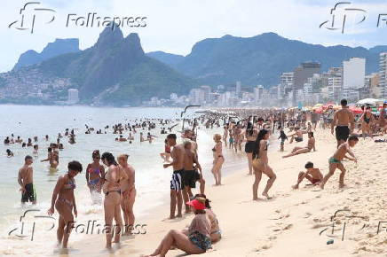 Movimentao de banhistas na praia de ipanema no rio de janeiro