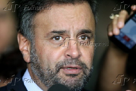 O senador Acio Neves durante entrevista