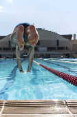 Nadador utiliza a piscina do complexo esportivo do Pacaembu