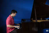 O pianista Cristian Budu na casa dos pais, em So Paulo