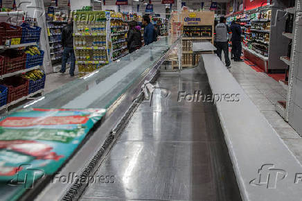 Crise de abastecimento na Bolvia esvaziou geladeira de carnes em supermercado