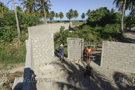 Muro fecha acesso  praia em So Miguel dos Milagres (AL)