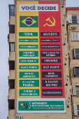 Publicidade anticomunista instalada em prdio de Porto Alegre (RS)