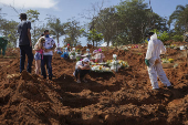 Enterro de vtima de Covid-19 em cemitrio em SP