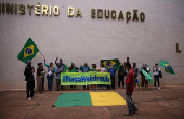 Bolsonaristas fazem ato em apoia a  Weintraub em frente ao MEC