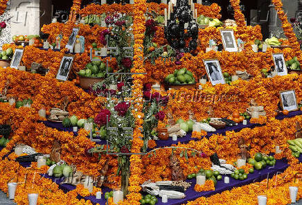 Montan altar de Da de Muertos dedicado a mujeres en el Palacio Nacional de Ciudad de Mxico