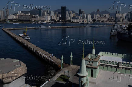 Ilha Fiscal com a cidade do Rio de Janeiro ao fundo