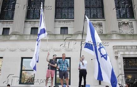 Protesto anti-Israel e prazo de acampamento no campus da Universidade de Columbia desafiado.