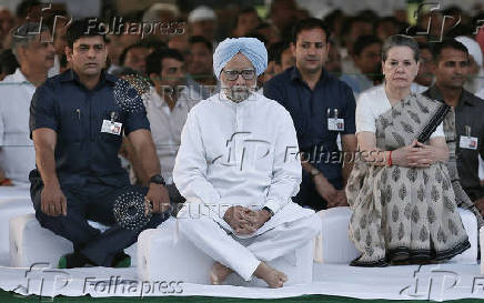 FILE PHOTO: Outgoing Indian PM Manmohan Singh along with India's Congress party chief Sonia Gandhi sit after paying respects at the Rajiv Gandhi memorial during the former Indian PM's 23rd death anniversary, in New Delhi