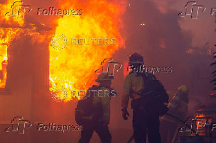 Palisades Fire burns during a windstorm on the west side of Los Angeles