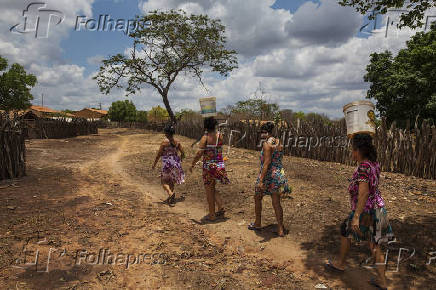 Mulheres carregam baldes com gua em Guaribas, no interior do Piau