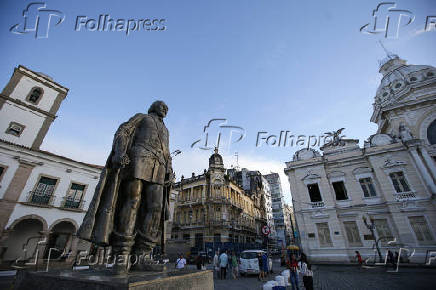 Escultura de Tom de Souza em frente aos prdios da Cmara Municipal e Palcio Rio Branco