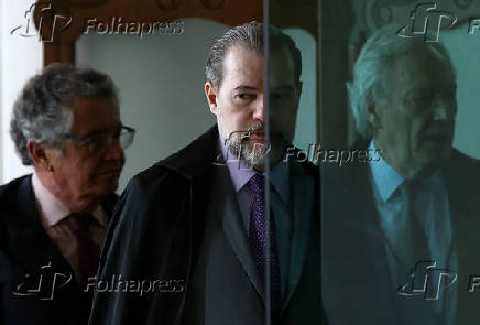 O presidente do STF, Dias Toffoli, entre Marco Aurlio Mello ( esq.) e Ricardo Lewandowski, em dia de votao do caso Coaf