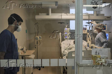 Paciente em tratamento na UTI do hospital Emlio Ribas, em So Paulo
