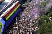 Pblico na 28 edio da Parada do Orgulho LGBT+ na avenida Paulista, em So Paulo