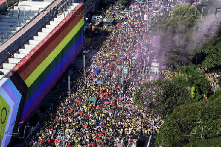 Pblico na 28 edio da Parada do Orgulho LGBT+ na avenida Paulista, em So Paulo