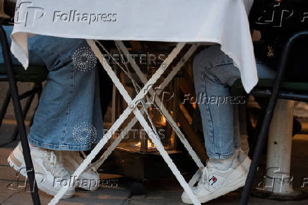 Tourists enjoy last days of gas heaters on Barcelona's terraces