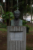 Carlota Pereira de Queiroz e busto em sua homenagem, em praa de So Paulo
