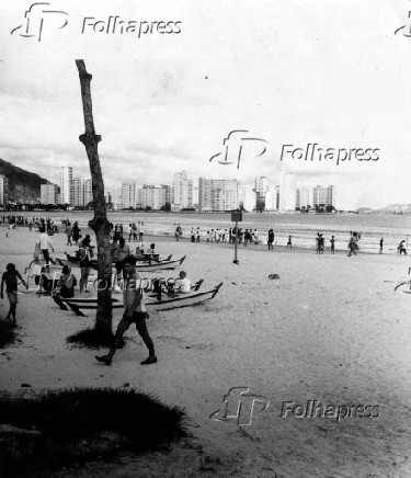 1965Vista de banhistas em praia de