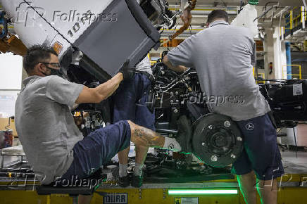 Funcionrios trabalham na fbrica da Mercedes, em So Bernardo do Campo