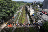 Passageiros fazem travessia pelos trilhos na estao Antonio Joo da CPTM