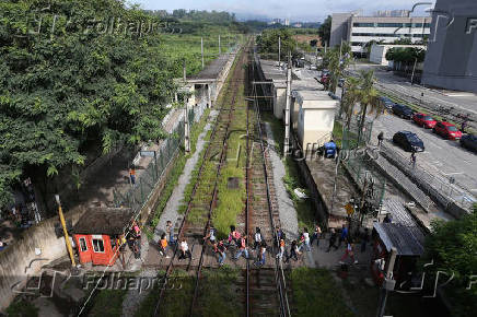 Passageiros fazem travessia pelos trilhos na estao Antonio Joo da CPTM