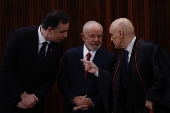 O senador Rodrigo Pacheco e o presidente Lula conversam com Alexandre de Moraes 