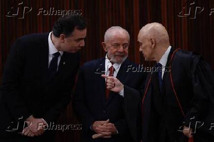 O senador Rodrigo Pacheco e o presidente Lula conversam com Alexandre de Moraes 