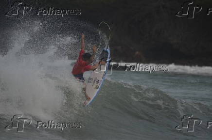 O surfista itlo ferreira ,vence estreia de campeonato em natal .