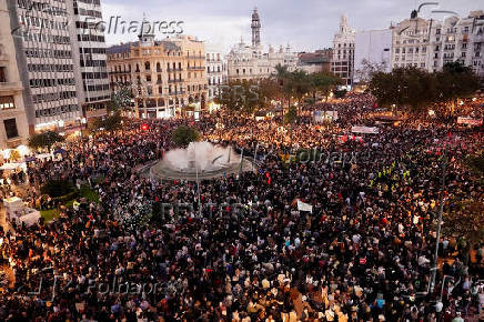 Protest against management of emergency response to the deadly floods in Valencia