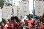 Manifestantes em ato que marcou os cinco anos da ao da PM na favela Paraispolis