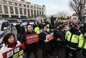 Lawmakers protest in front of Constitutional Court