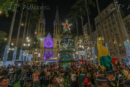 Folhapress - Fotos - Vila de Natal na praça da Sé, centro de São Paulo (SP)