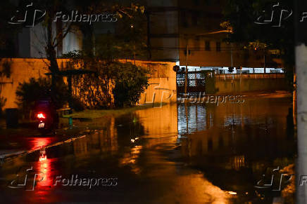 Chuva cai na cidade de Santos