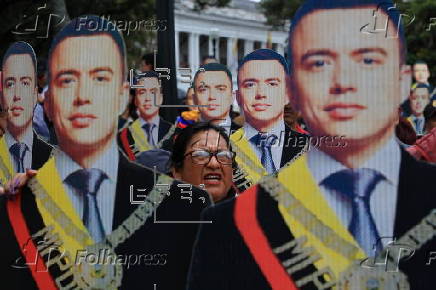 Simpatizantes del presidente de Ecuador manifiestan su apoyo afuera del Palacio de Gobierno