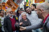 Luiza Erundina participa de caminhada no centro de SP