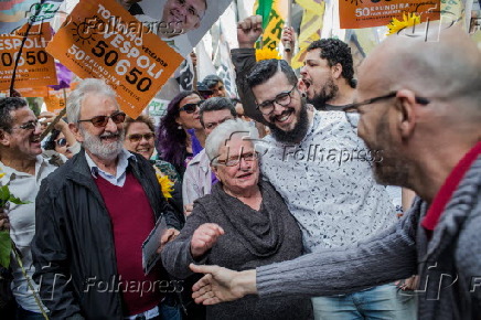 Luiza Erundina participa de caminhada no centro de SP