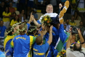 Atenas 2004 - Vlei masculino - Jogadores comemoram medalha