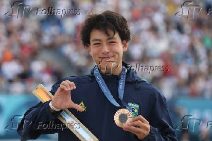 Augusto Akio (Japinha) sobe ao pdio para receber a medalha de bronze