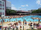 Movimentao nas piscinas do Sesc Belenzinho