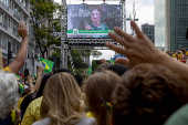 Manifestantes na av. Paulista acompanham discurso de Jair Bolsonaro (PSL) em telo
