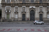 Desenhos no cho em frente  igreja da Candelria, no centro do Rio