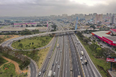 Vista de drone na beira da BR-116 Rodovia Presidente Dutra