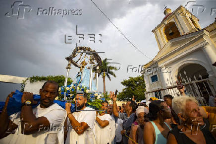 Decenas de devotos veneran a la Virgen de Regla en vsperas del da de la Patrona de Cuba