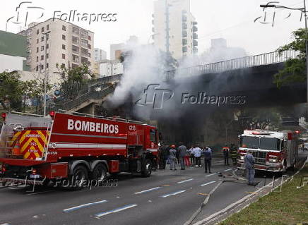 Bombeiros tentam conter incndio em viaduto em SP